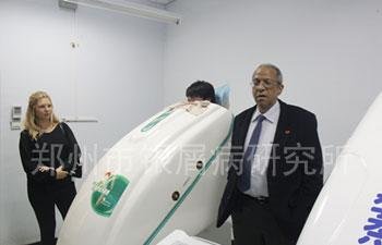 外国专家参观中药熏蒸治疗室